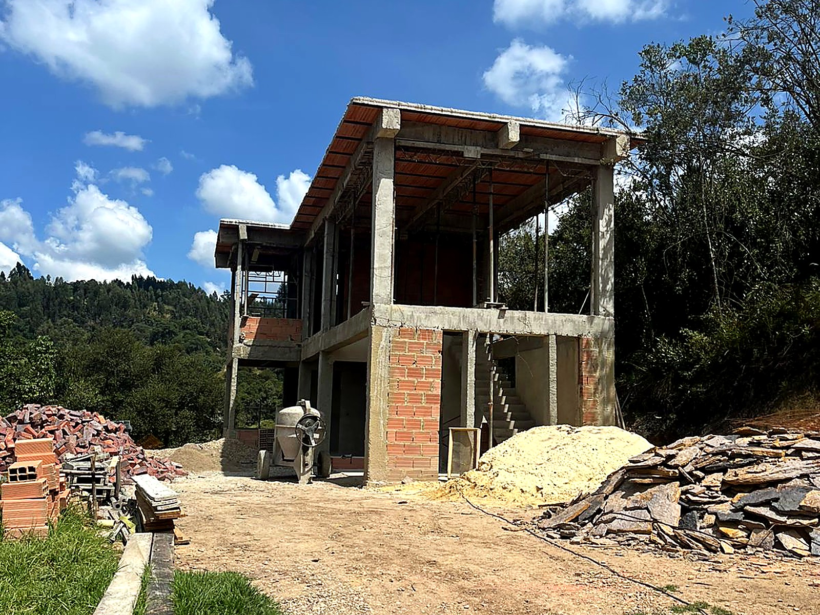 Estructura en pórticos de concreto y ladrillo de dos niveles sobre la montaña