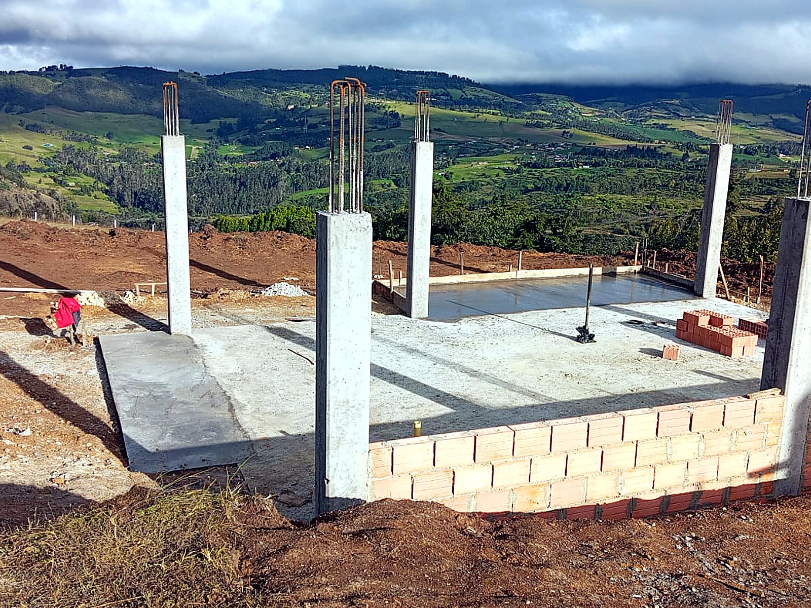Placa de contrapiso y columnas de concreto sobre la ladera