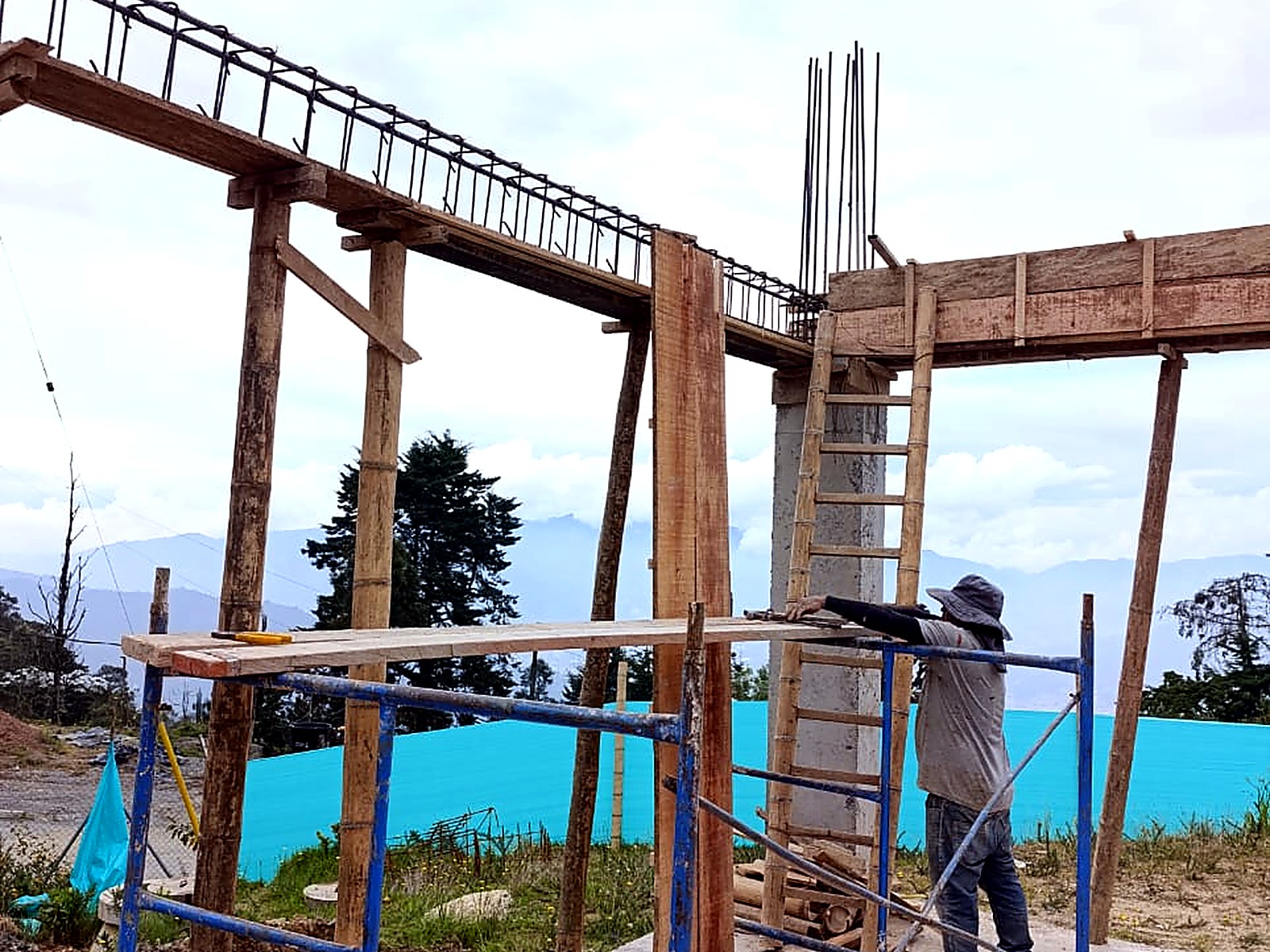 Encofrado de viga y columna en concreto con vista a las montañas