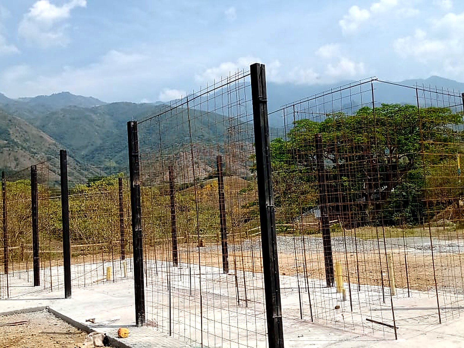 Malla de refuerzo montada entre columnas metálicas