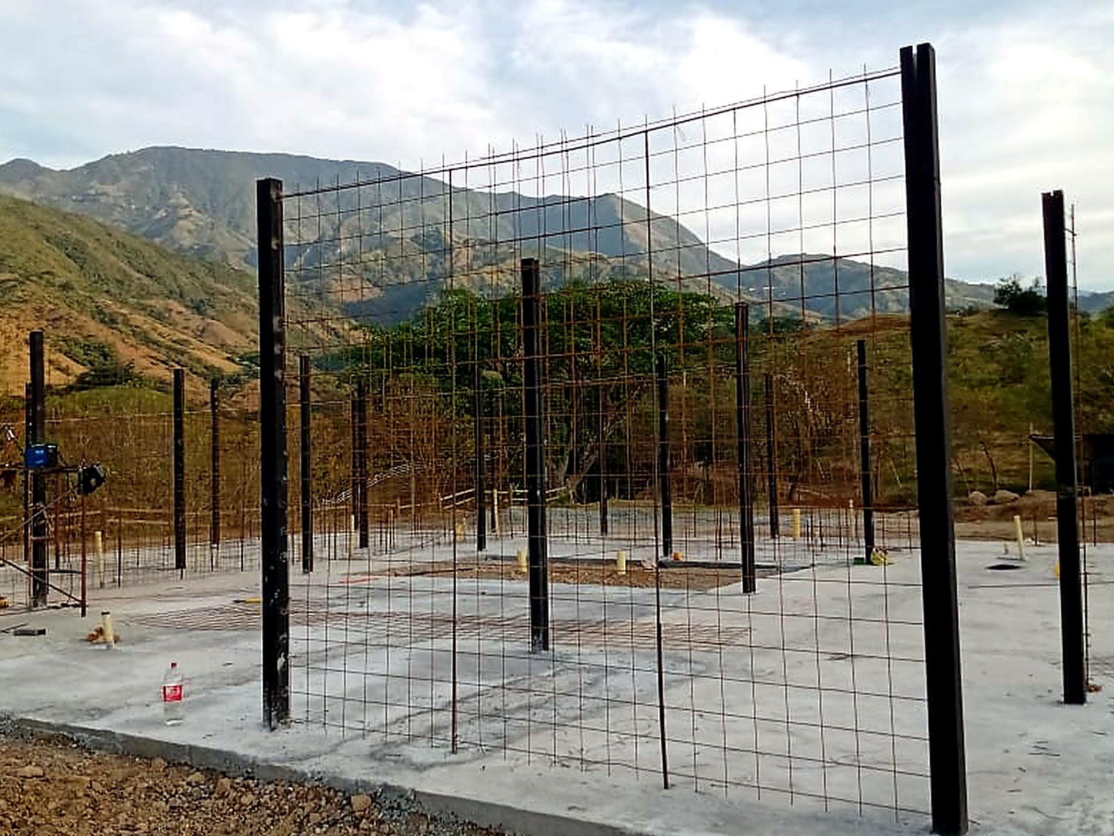 Estructura de muros armados sobre la placa al atardecer