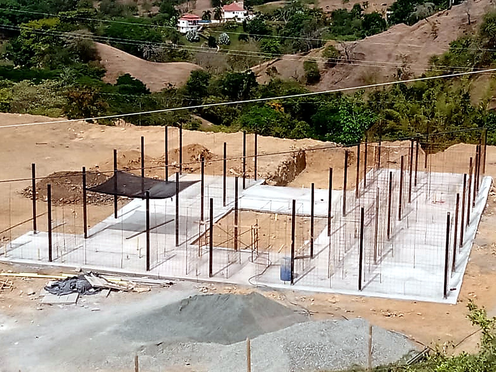 Vista aérea de la placa y los refuerzos verticales de la vivienda