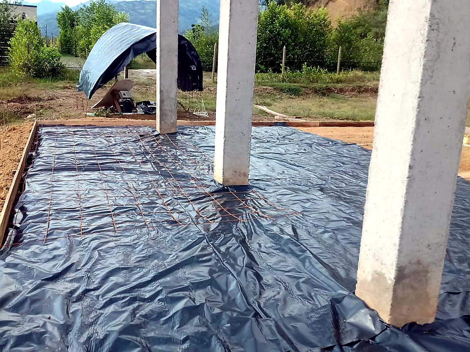 Malla electrosoldada sobre el plástico entre las columnas de concreto