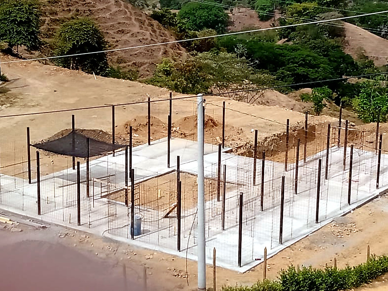 Placa de contrapiso fundida con arranques de columna y malla en obra