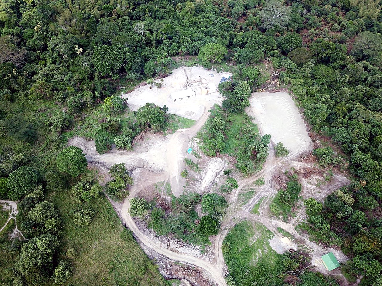 Vista aérea de la explanación y los campamentos en medio del bosque