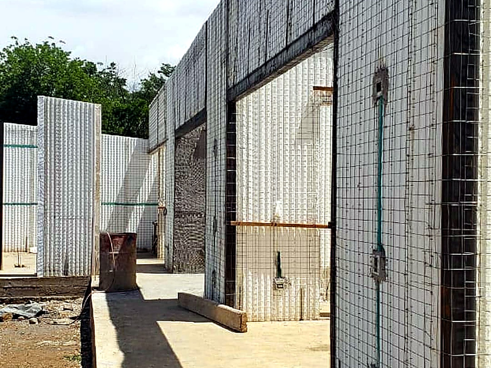 Corredor entre muros de panel estructural antes del revoque