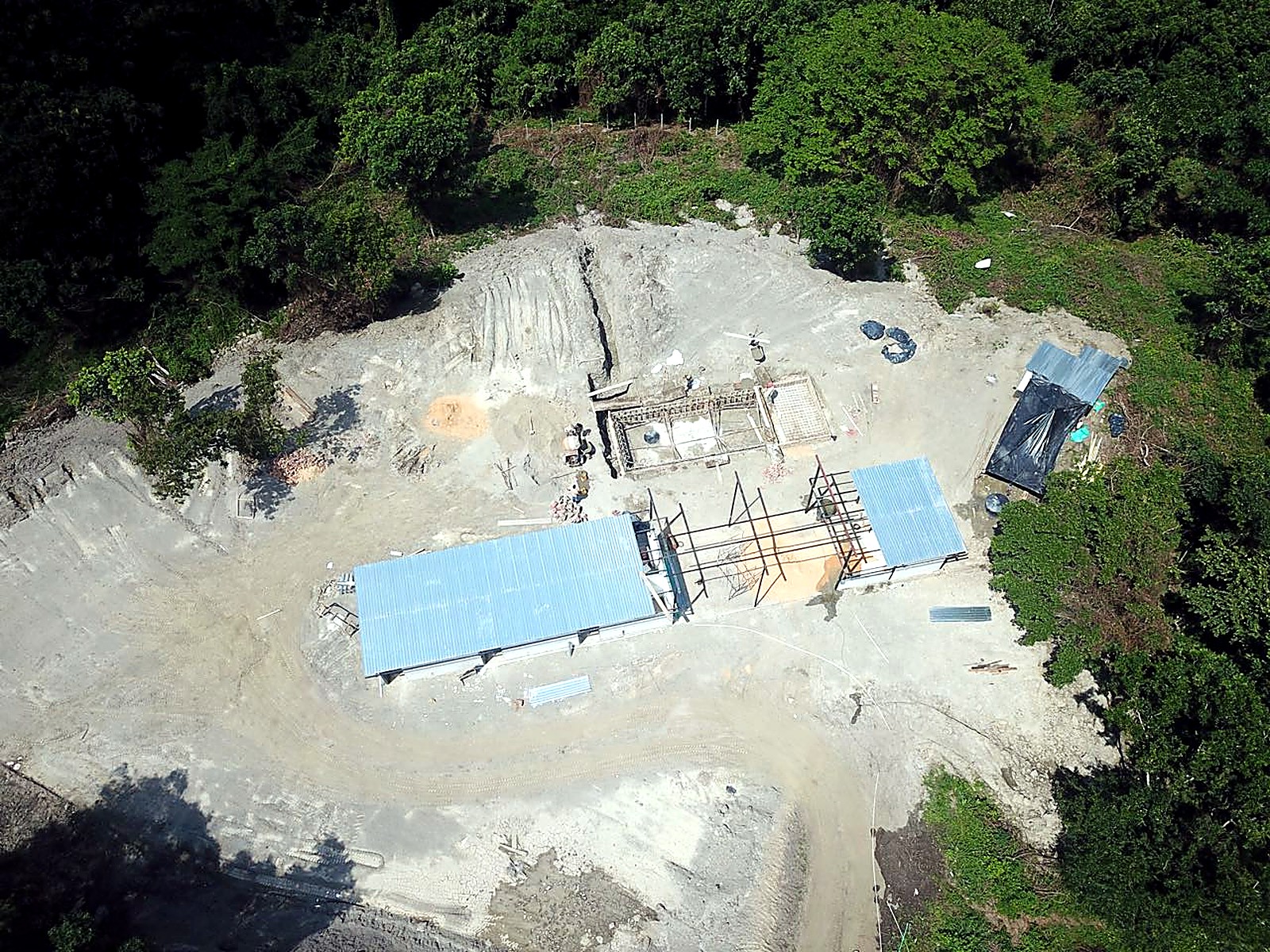 Vista cenital del campamento, la plataforma y las vigas de cimentación armadas