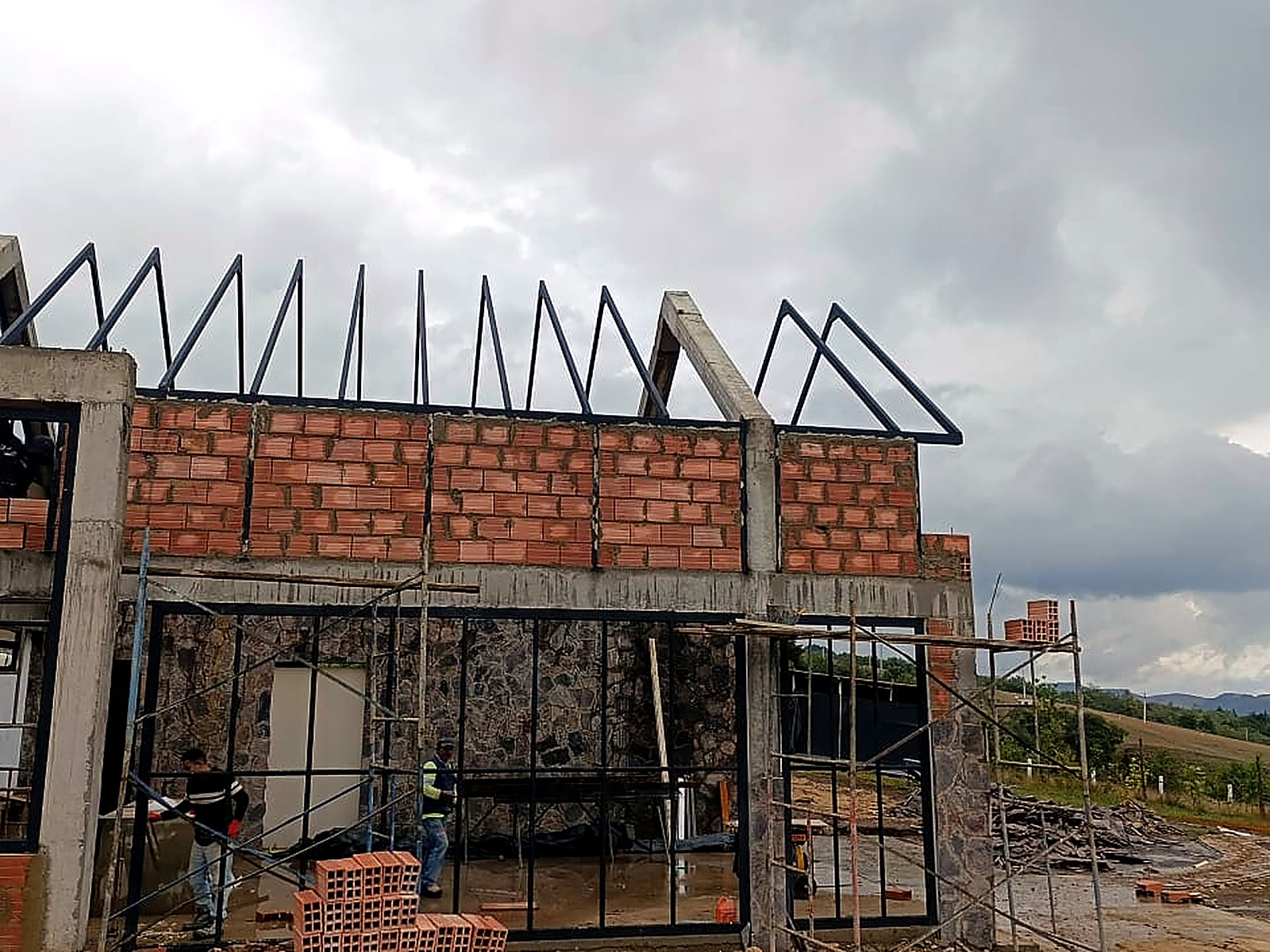 Cerchas metálicas montadas sobre los muros en ladrillo y piedra