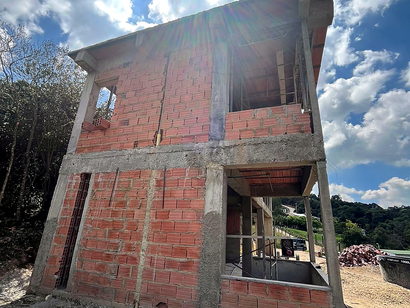 Volumen de dos niveles en ladrillo a la vista con pórticos en concreto