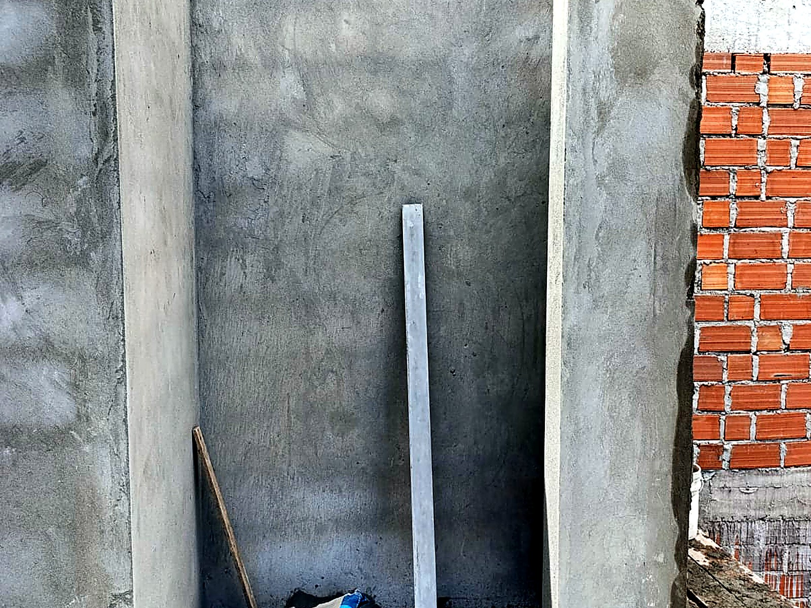 Muros pañetados en concreto entre columnas y muro en ladrillo