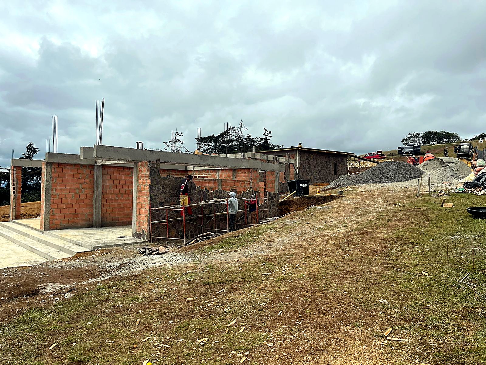 Cuadrilla instalando enchape en piedra sobre muros en ladrillo