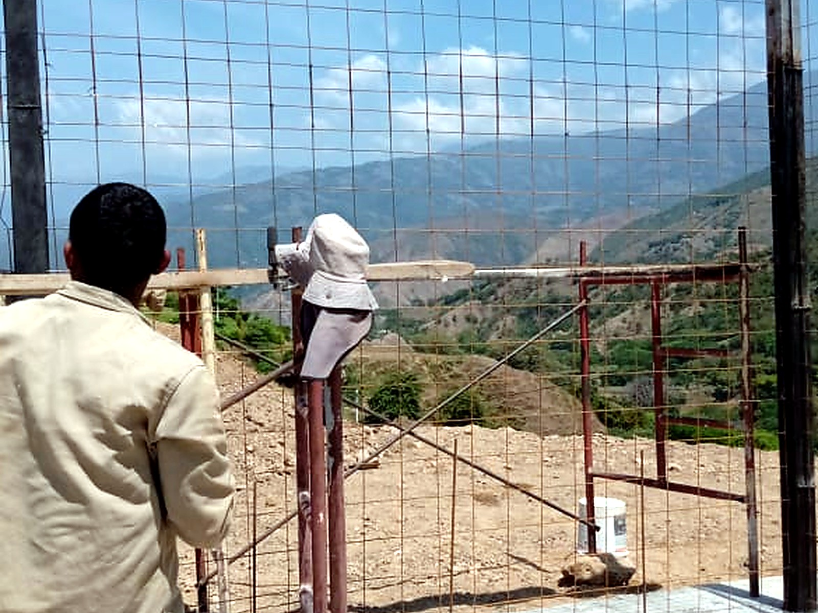 Operarios amarrando la malla de refuerzo del muro