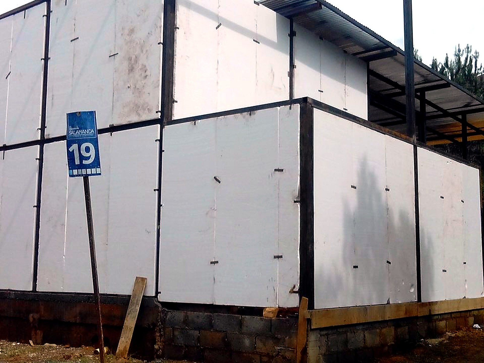 Cerramiento en panel liviano instalado sobre la estructura