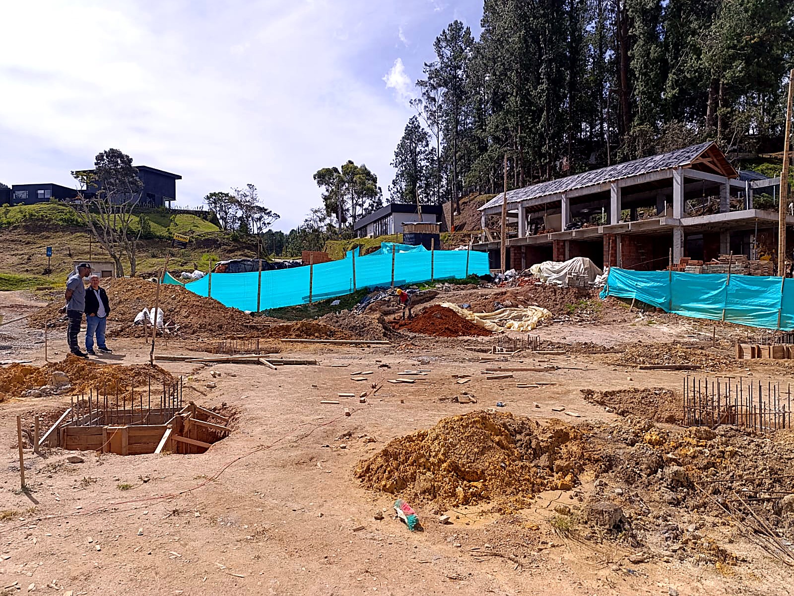 Movimiento de tierra y pórticos de concreto del bloque construido