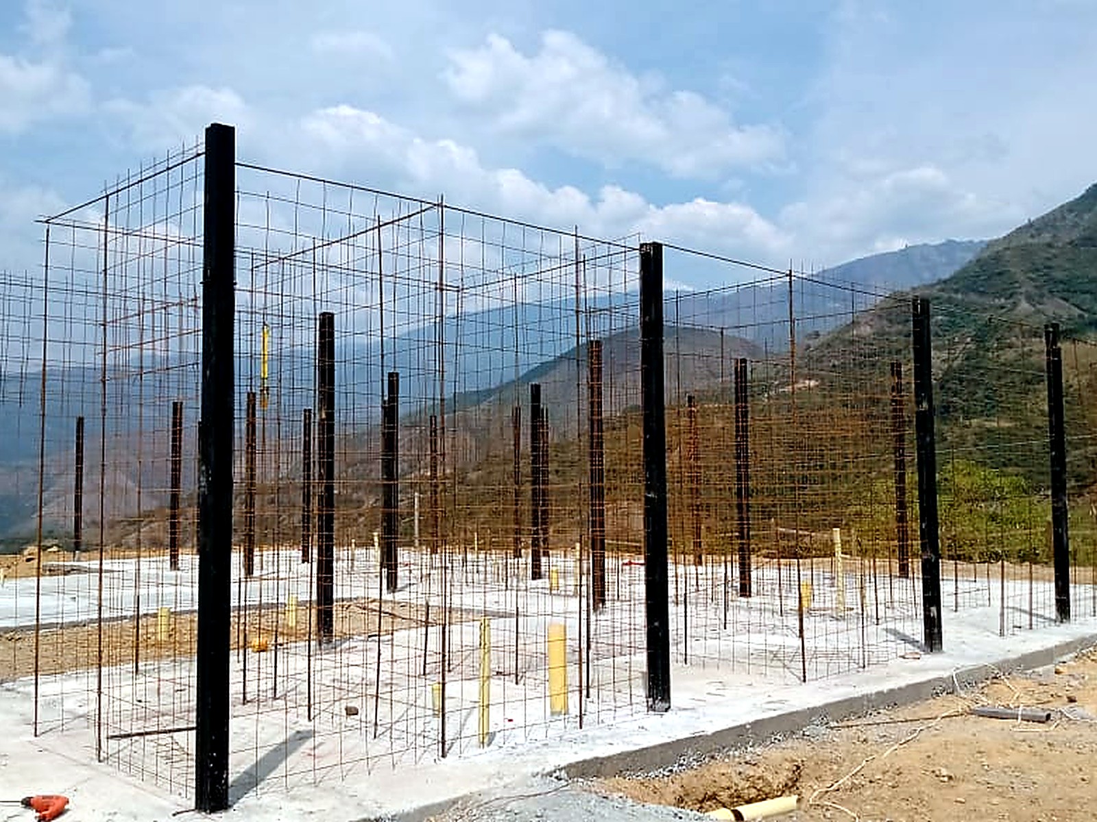 Placa con columnas y malla de refuerzo de muros frente a la montaña