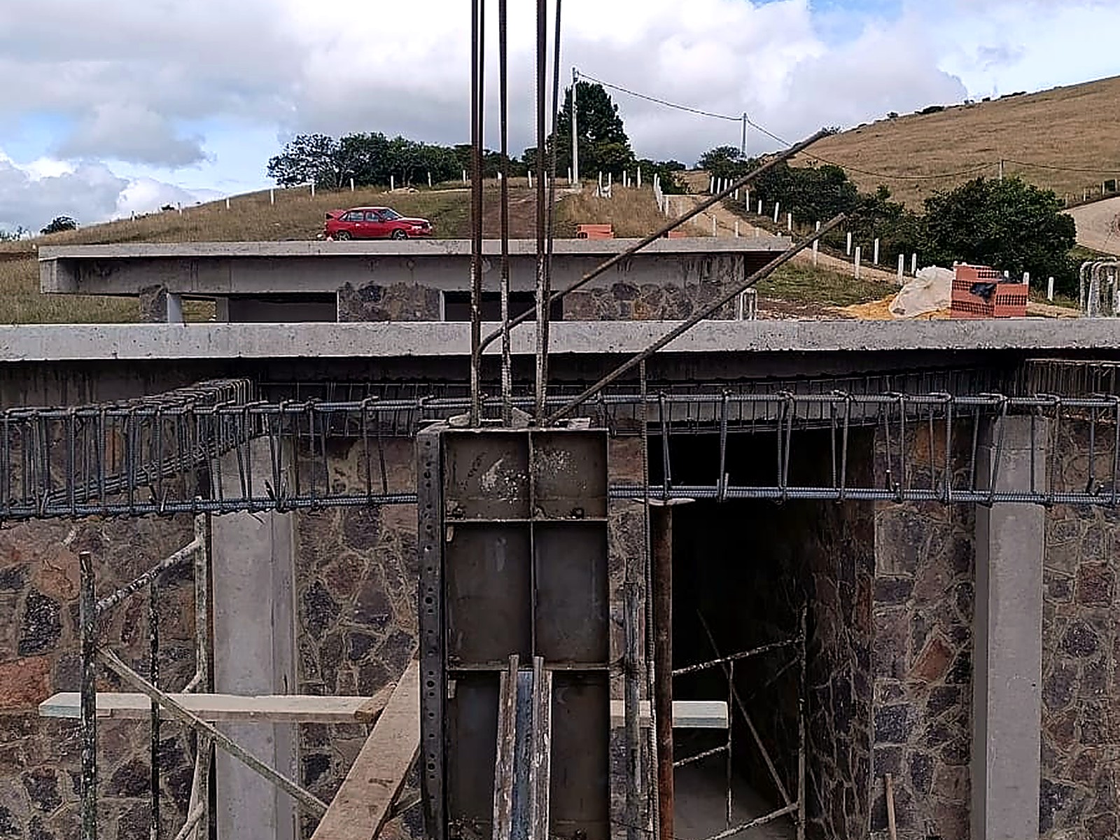 Muros en piedra con vigas armadas y arranque de columna sobre la terraza