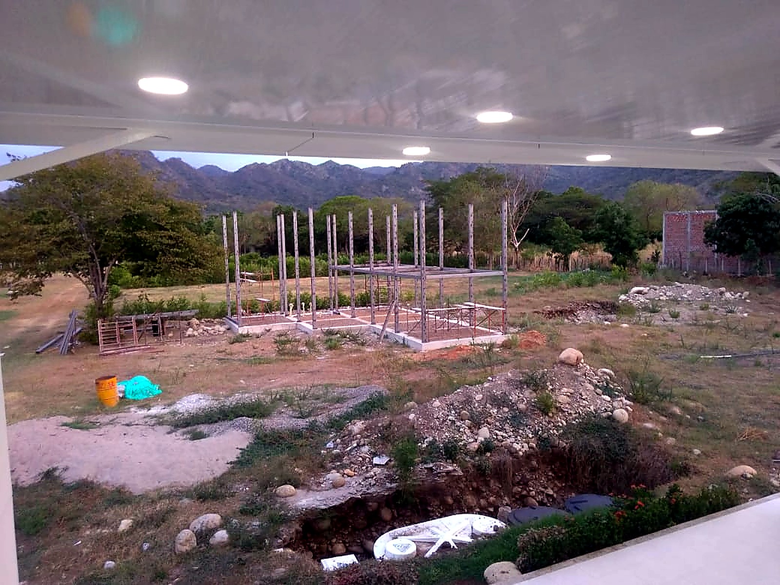 Vista de la estructura metálica desde la terraza cubierta