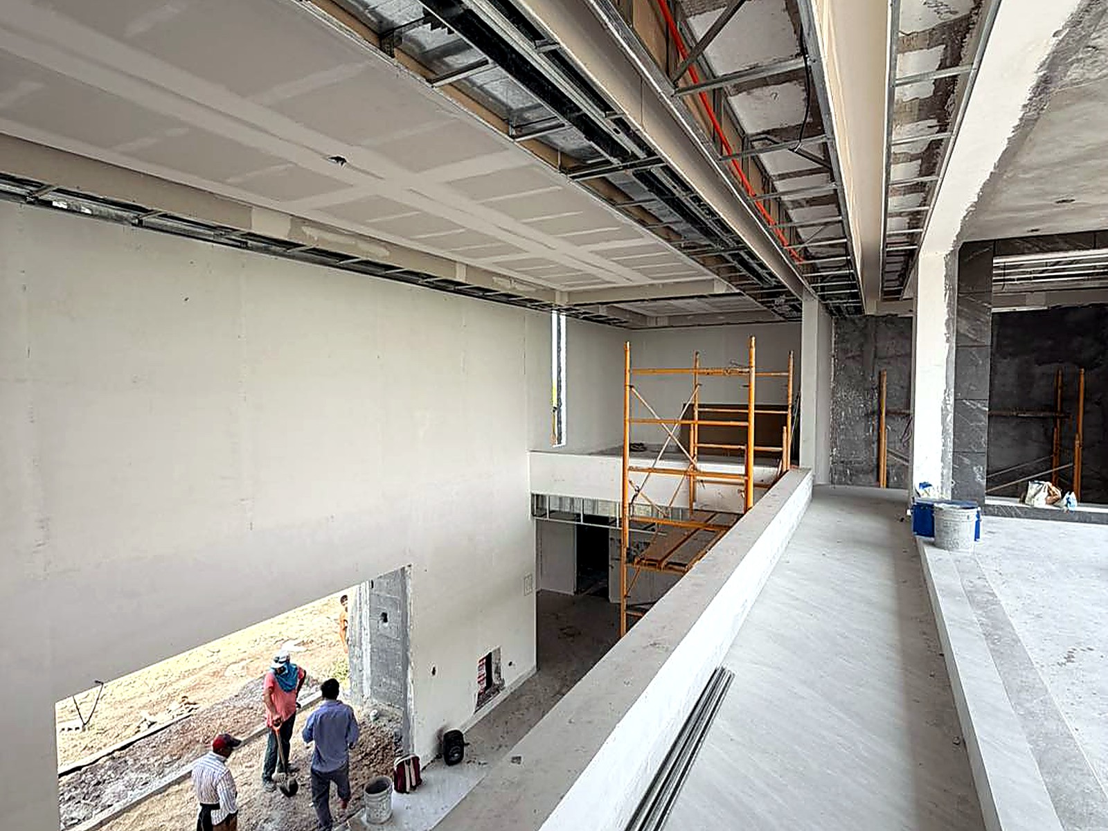 Doble altura con cielos en drywall y estructura metálica en proceso