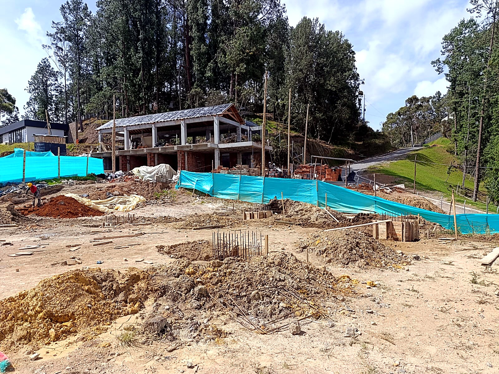 Frente de obra con zapatas armadas y el bloque de pórticos al fondo