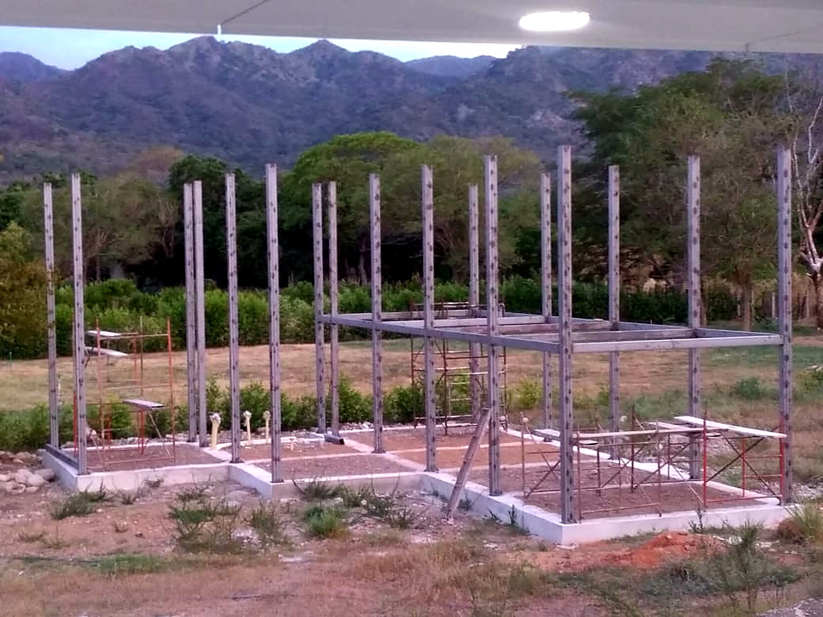 Columnas metálicas y entrepiso en montaje frente a las montañas secas