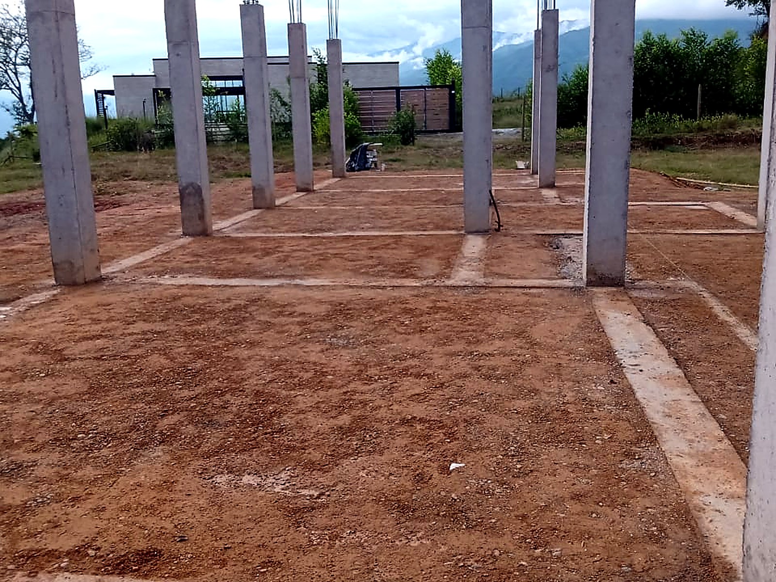 Columnas de concreto y vigas de cimentación de la casa en ladera