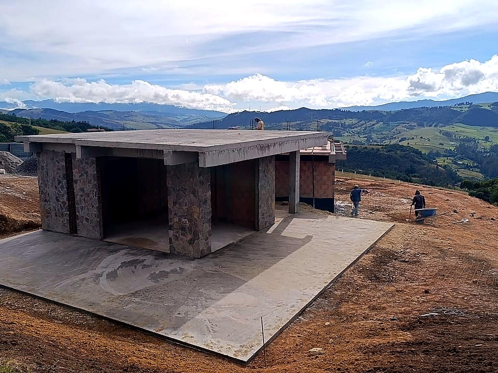 Volumen en piedra y placa en concreto sobre plataforma con vista al valle
