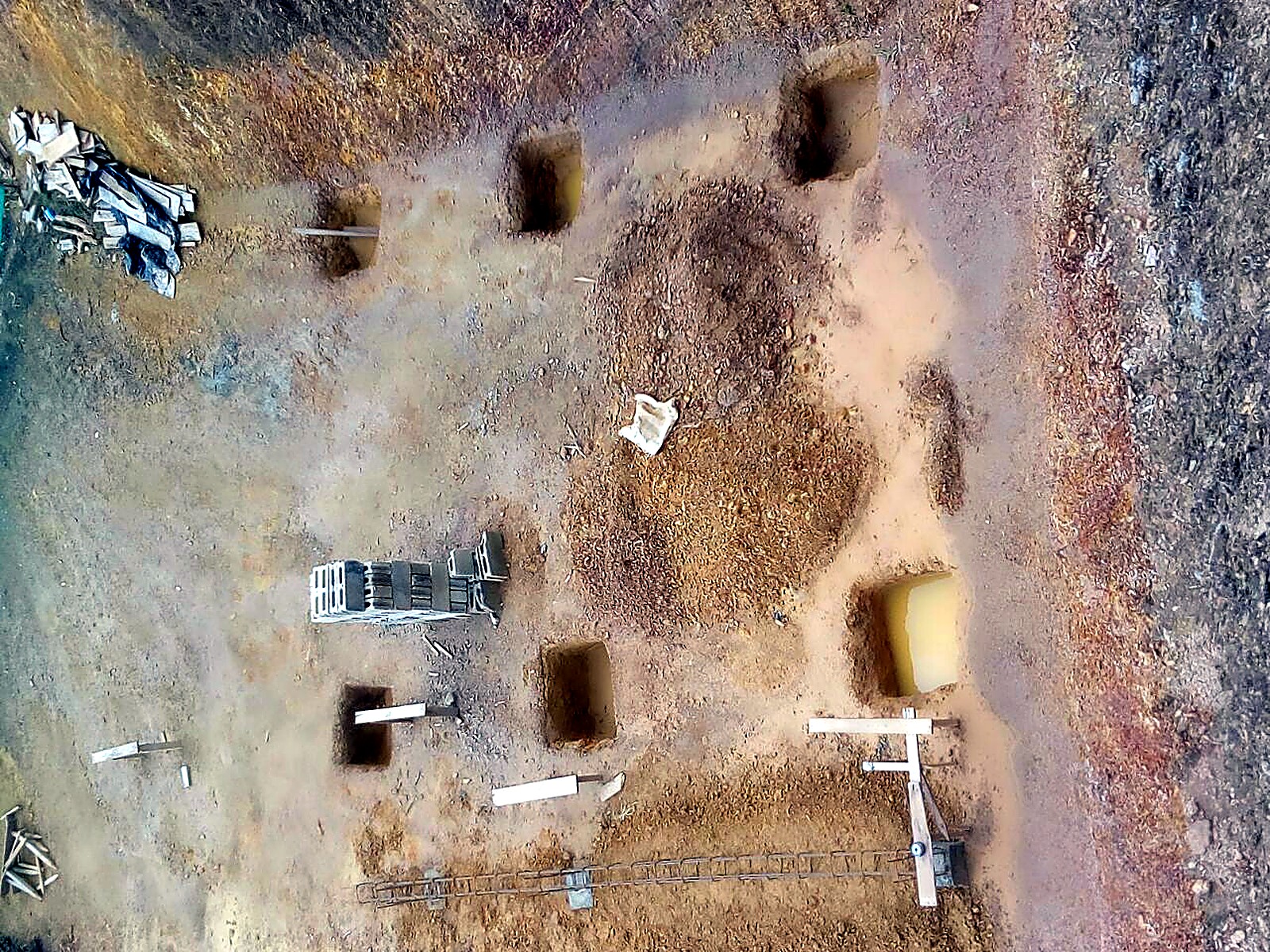 Vista cenital de las excavaciones de zapatas y el acopio de material