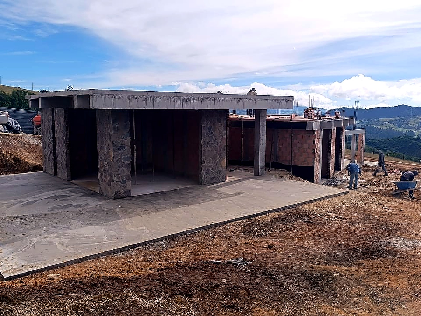 Conjunto de casas en piedra y ladrillo en construcción sobre la meseta